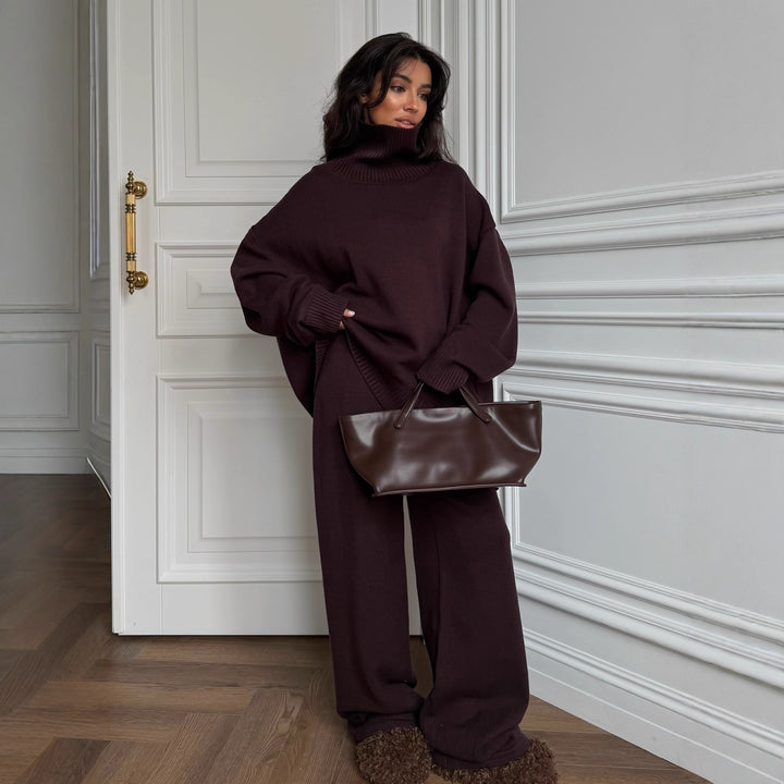Kvinnelig oversized strikkegenser med høy krage og loose cut bukser Skjora