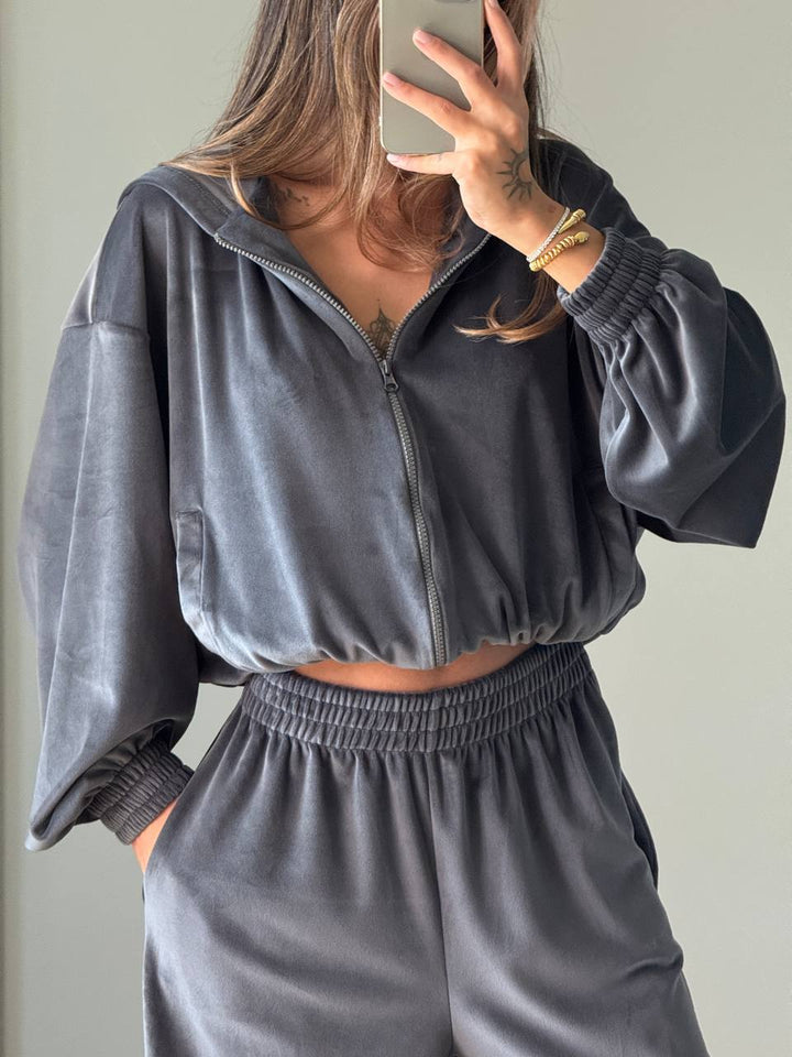 Kvinnens fleece loungewear-drakt med moderne glidelås og løs passform