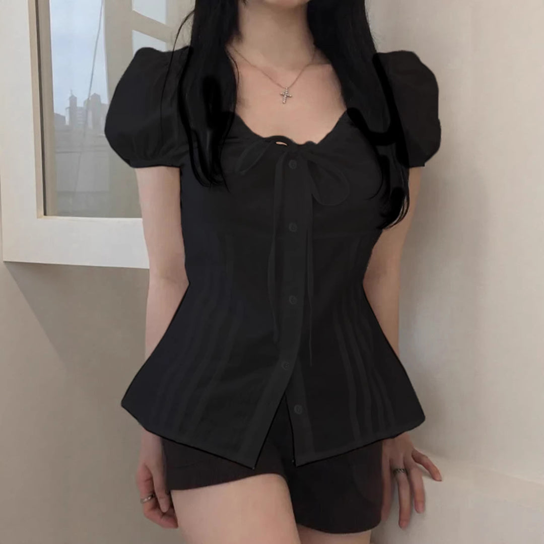 Dame Elegant bluseoverdel med ruffle-detaljer og figurtilpasset silhuett Skjora