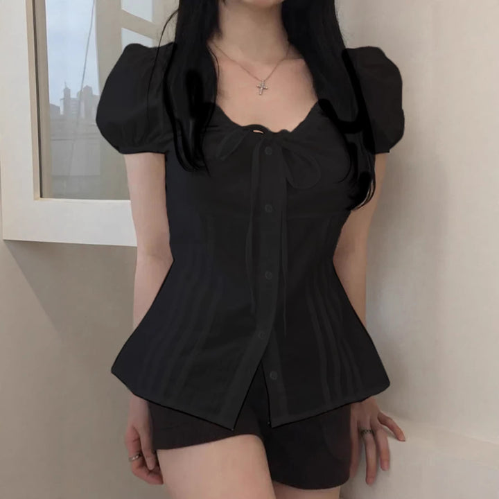 Dame Elegant bluseoverdel med ruffle-detaljer og figurtilpasset silhuett Skjora