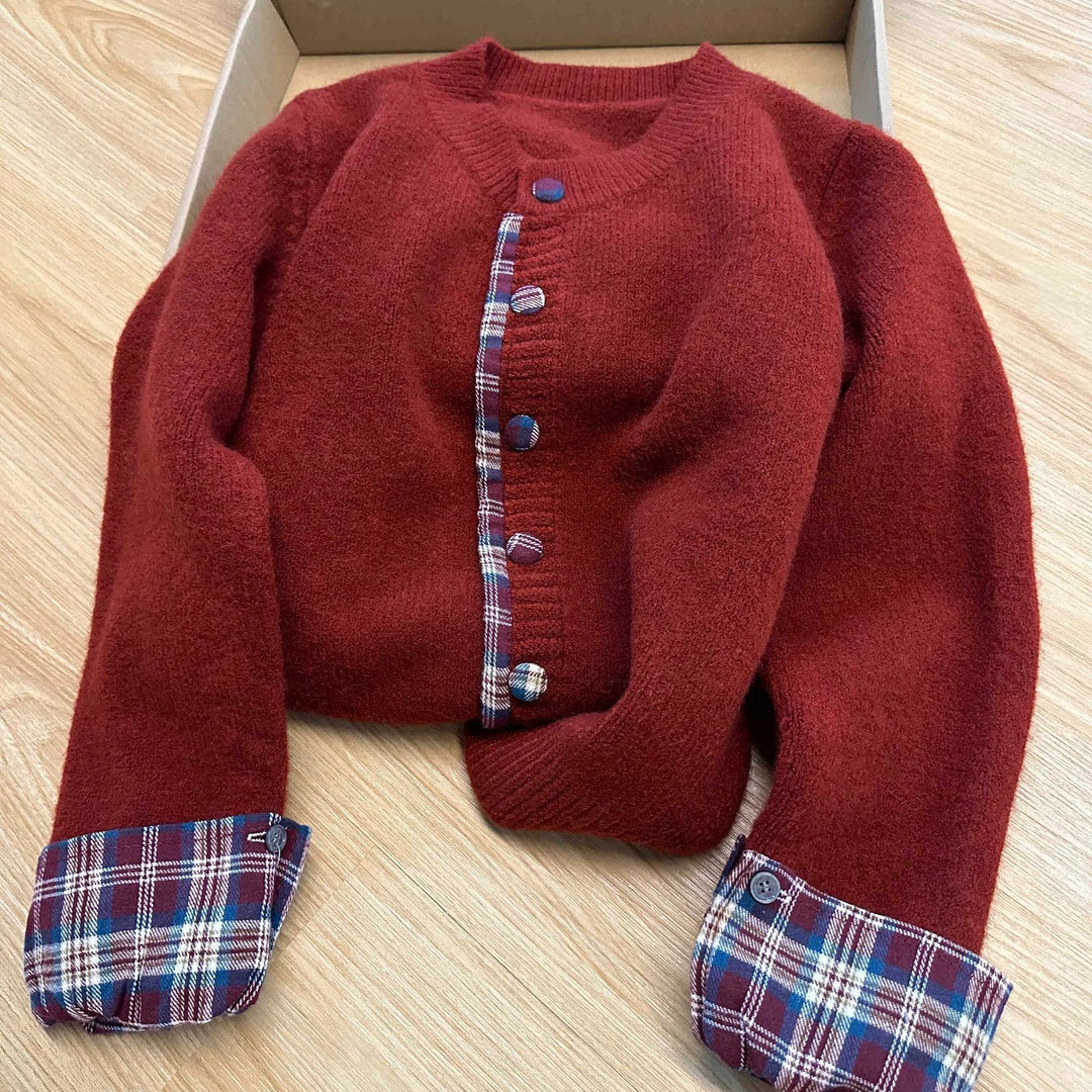 Kvinnens fashionable cardigan med sjakkmønster og praktiske knapper Skjora