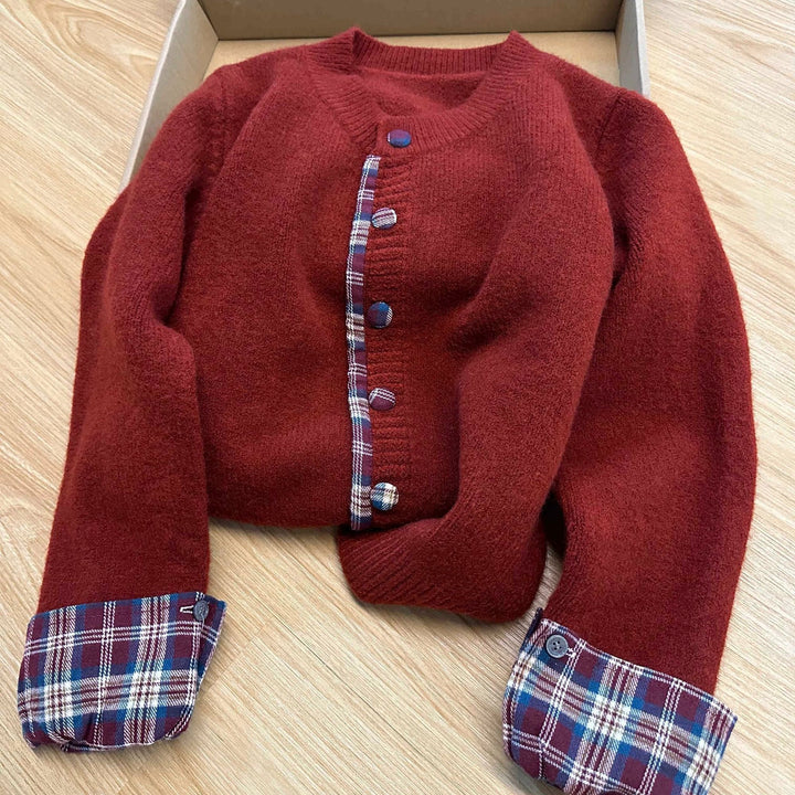 Kvinnens fashionable cardigan med sjakkmønster og praktiske knapper Skjora
