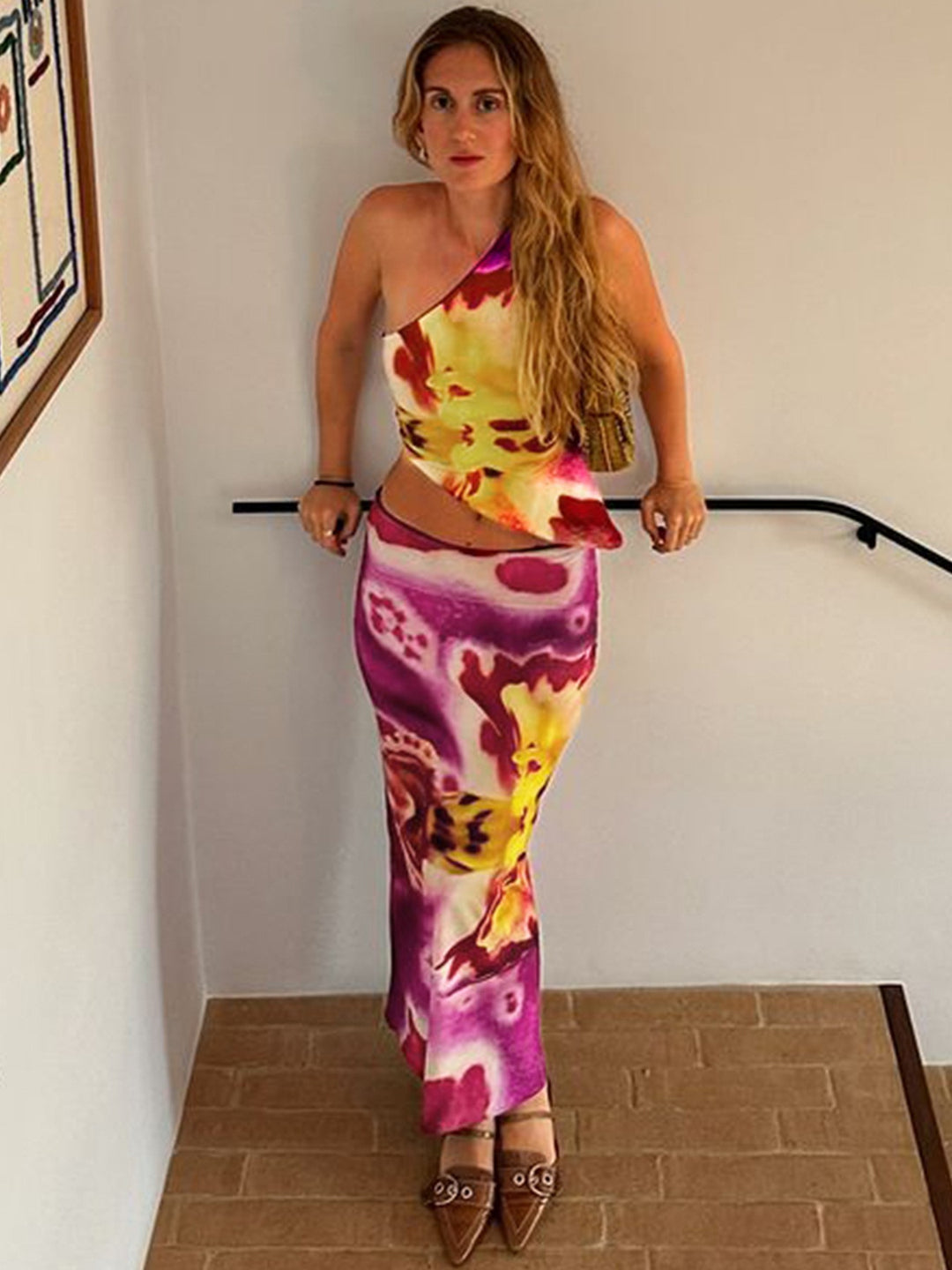 Dame elegant Maxi-kjole med asymmetrisk snitt og blomsterdesign element Skjora