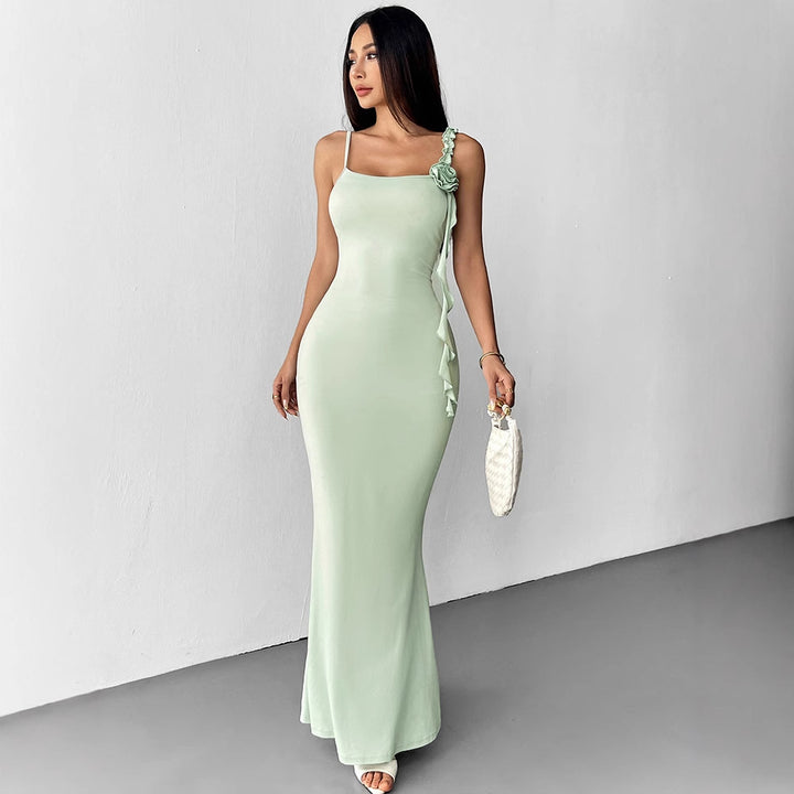 Damer Elegant Maxikjole med blomstrete halsbånd og asymmetrisk volanger Skjora