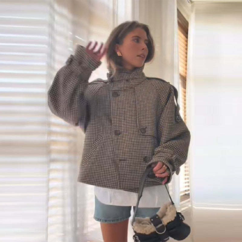 Kvinnelig fashionabel tweedjakke med dobbelt knappestolpe og dekorative detaljer Skjora