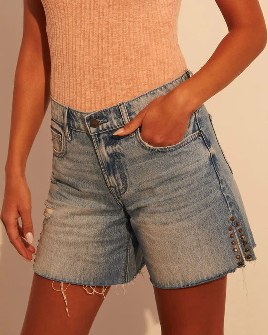 Dame moteriktig ødelagt denim-shorts med nagledekorasjon Skjora