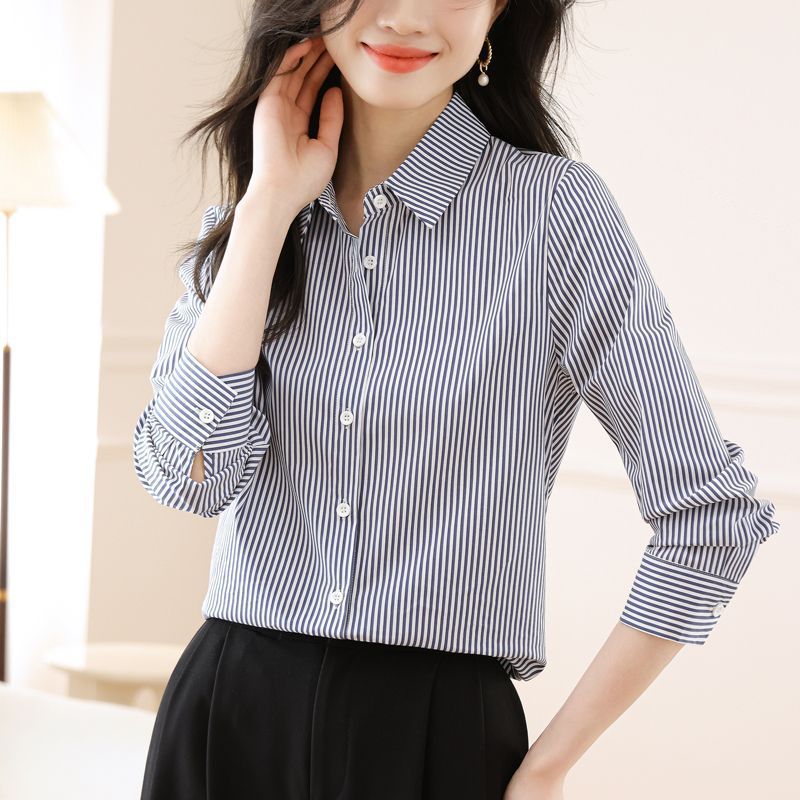 Kvinne stripete bluse med elegant krage Skjora