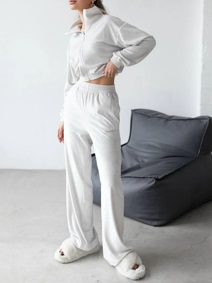 Kvinnes moteriktige velour sportdress med halv glidelås og elastiske mansjetter Skjora