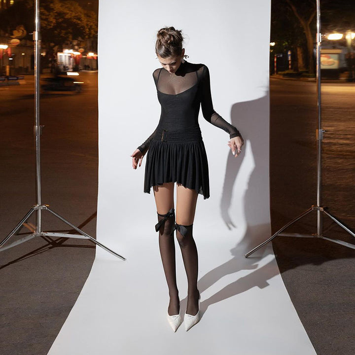 Damer mini-ruffkjole med transparente ermer og figursydde design Skjora