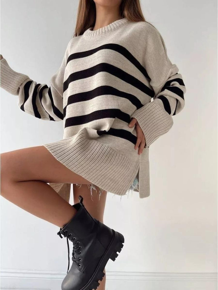 Kvinners oversized strikkegenser med moderne stripemønster og høy krage Skjora