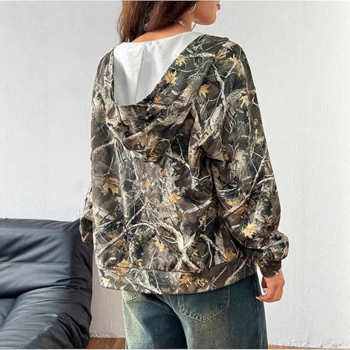Dame hettejakke med camouflage-mønster og løs passform Skjora