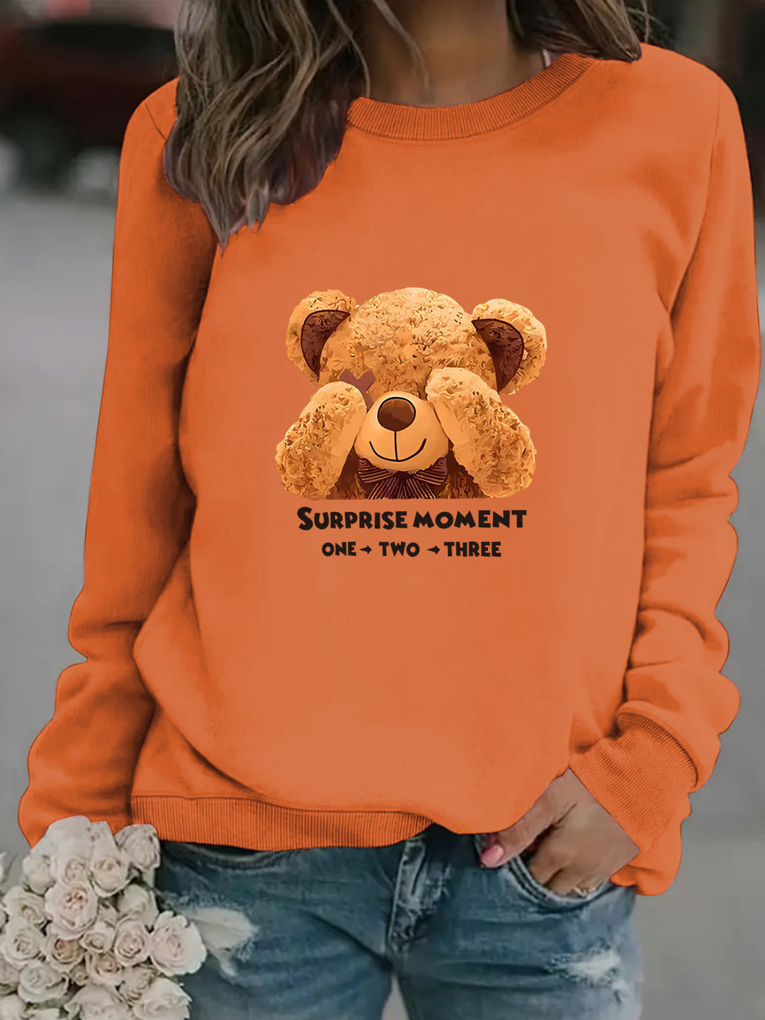 Kvinne sweatshirt med søtt bjørnedesign og moderne tekst Skjora