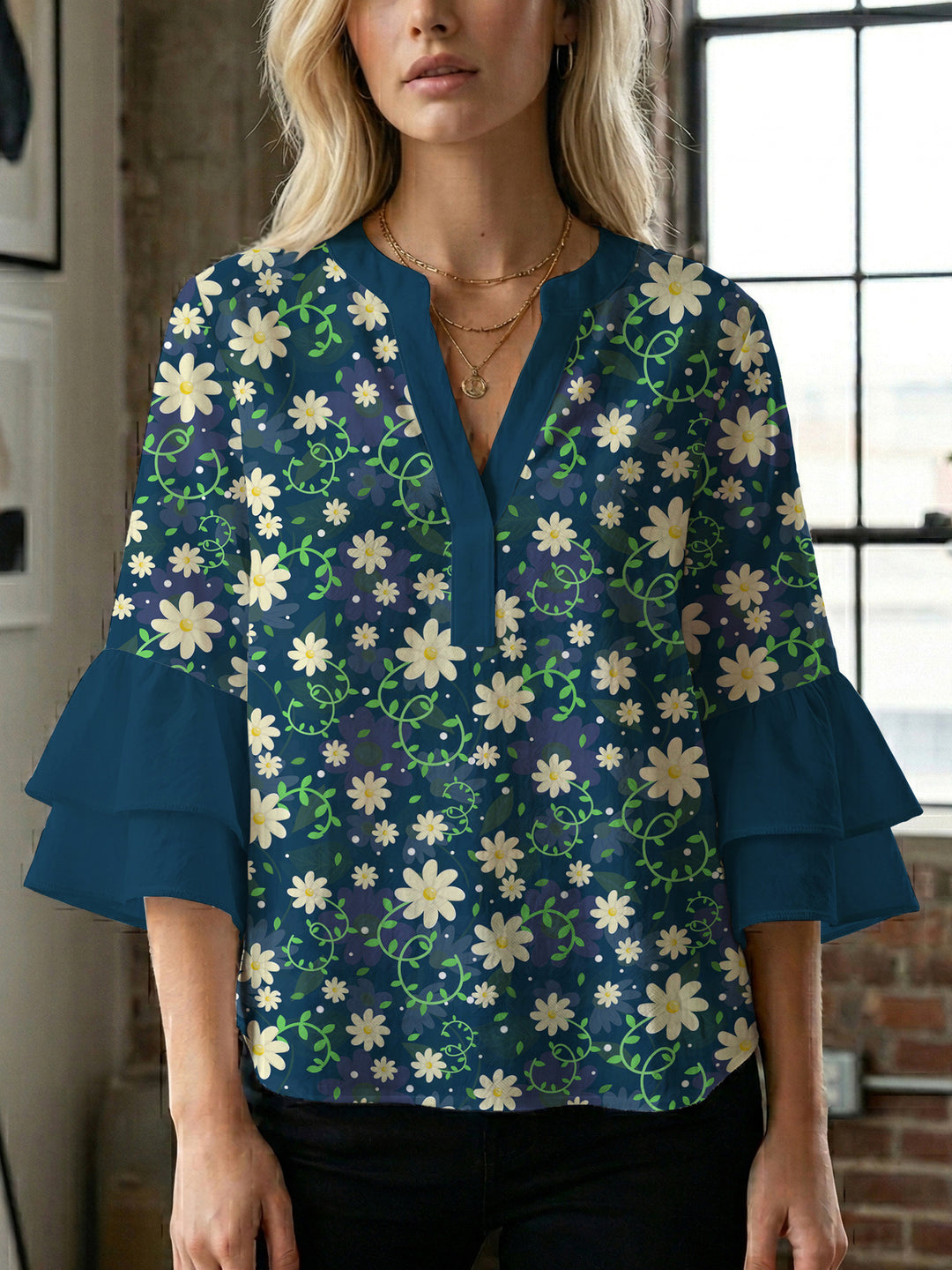 Damebluse med voluminøse ermer og blomsterdesign Skjora