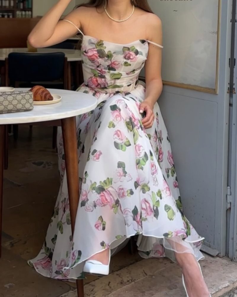 Kvinnes semi-transparent aftenkjole med blomstermønster og stropper Skjora