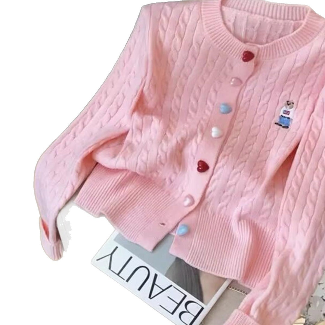 Kvinnens fashionable cardigan med hjerteknapper og helmønster Skjora