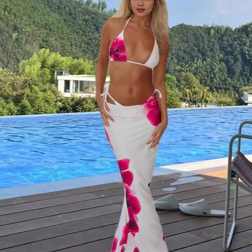 Kvinnes bikinisett med elegant innpakningshåndkle og blomstermønster