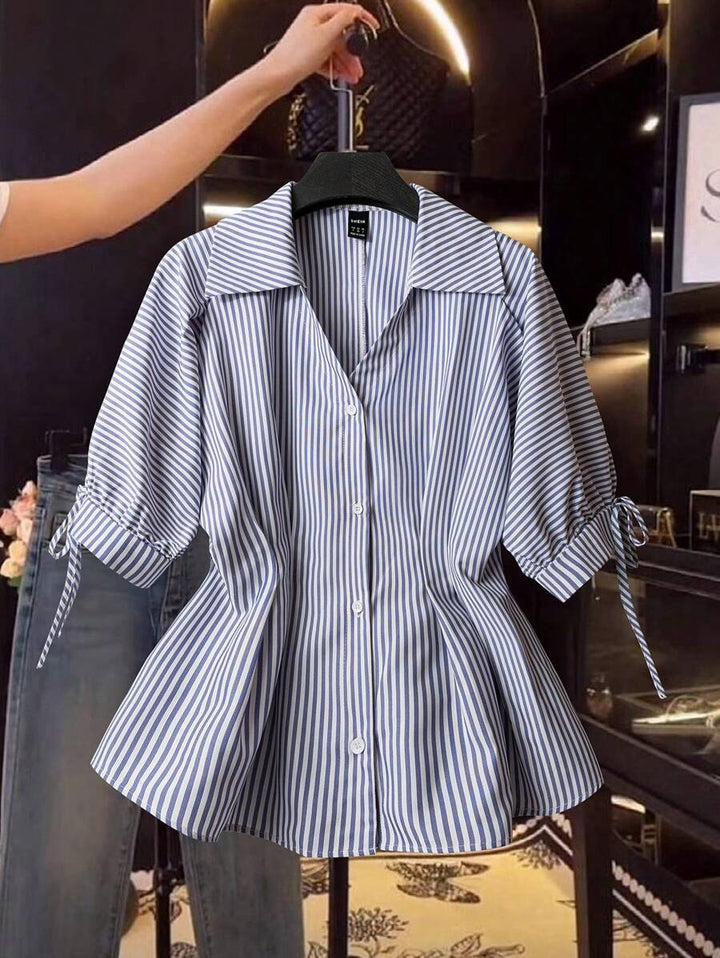 Damebluse med elegante volangdetaljer og moteriktig stripemønster Skjora