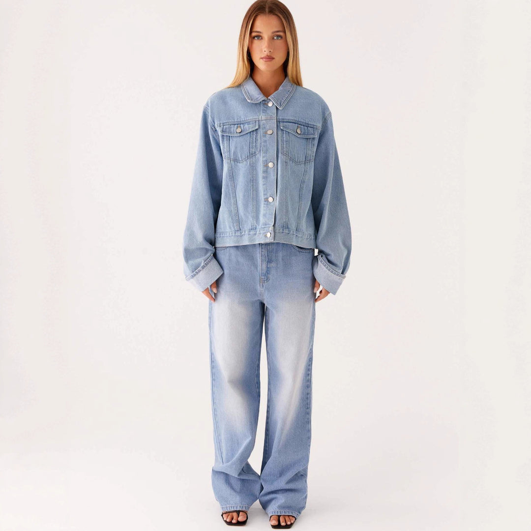 Dame trendy denimjakke i en avslappet passform med påsydde lommer og knappdetaljer Skjora