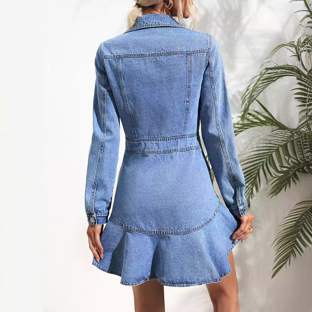 Kjole i denim for kvinner i moderne stil med svingende hem og tilpasset silhuett Skjora