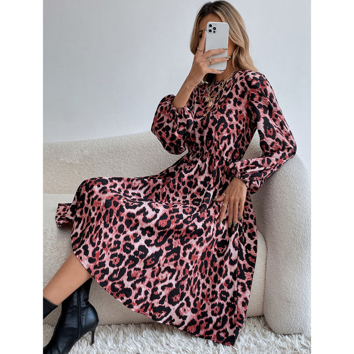 Dame maxikjole i elegant leopardmønster med volangerm og midje Skjora