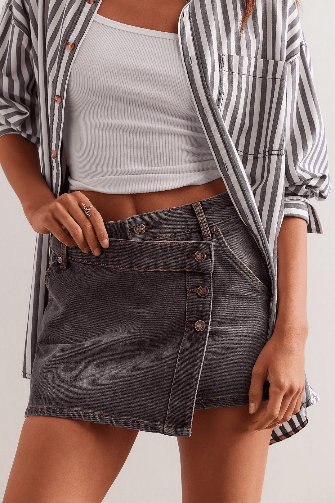 Dame moteriktig A-linje denim skjørt med asymmetrisk knappdesign og praktiske lommer Skjora