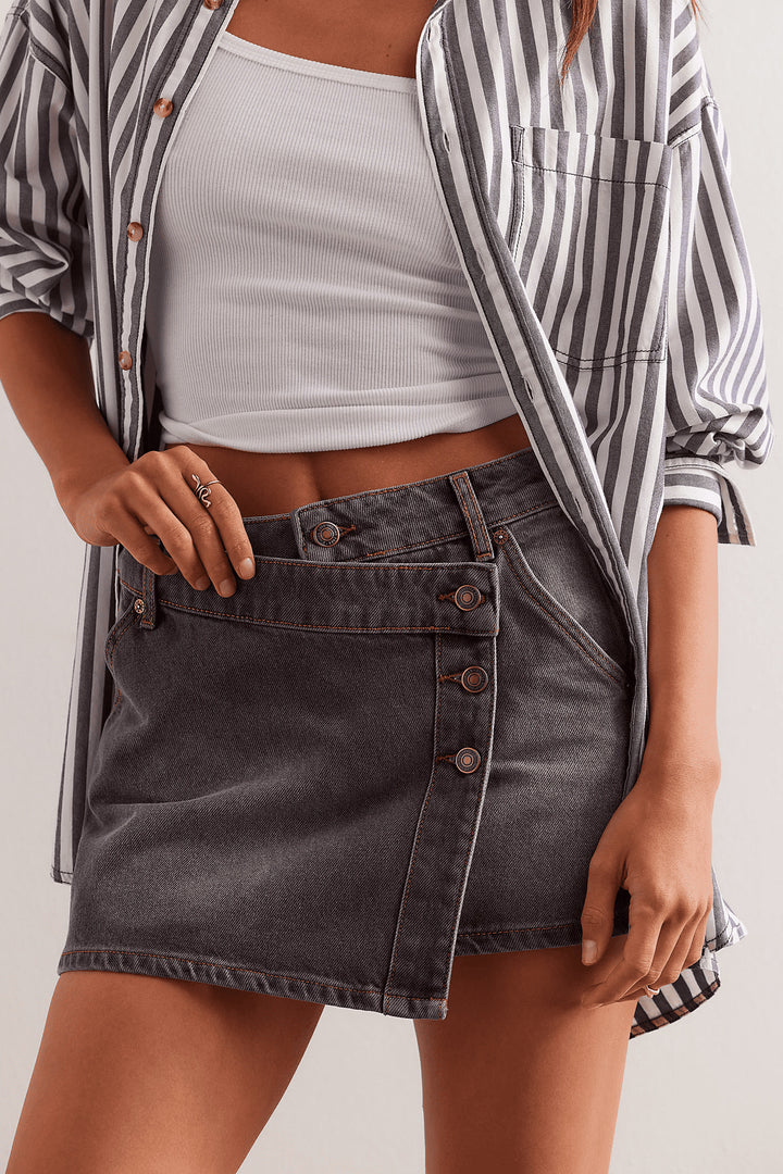 Dame moteriktig A-linje denim skjørt med asymmetrisk knappdesign og praktiske lommer Skjora