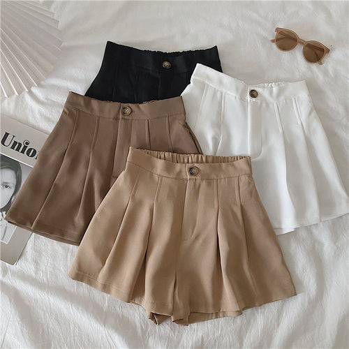 Kvinne elegante shorts med folder og knappedetalj