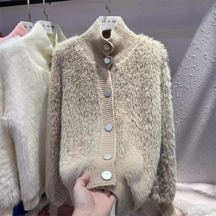 Kvinnens koselige cardigan med knappeåpning og høy krage Skjora