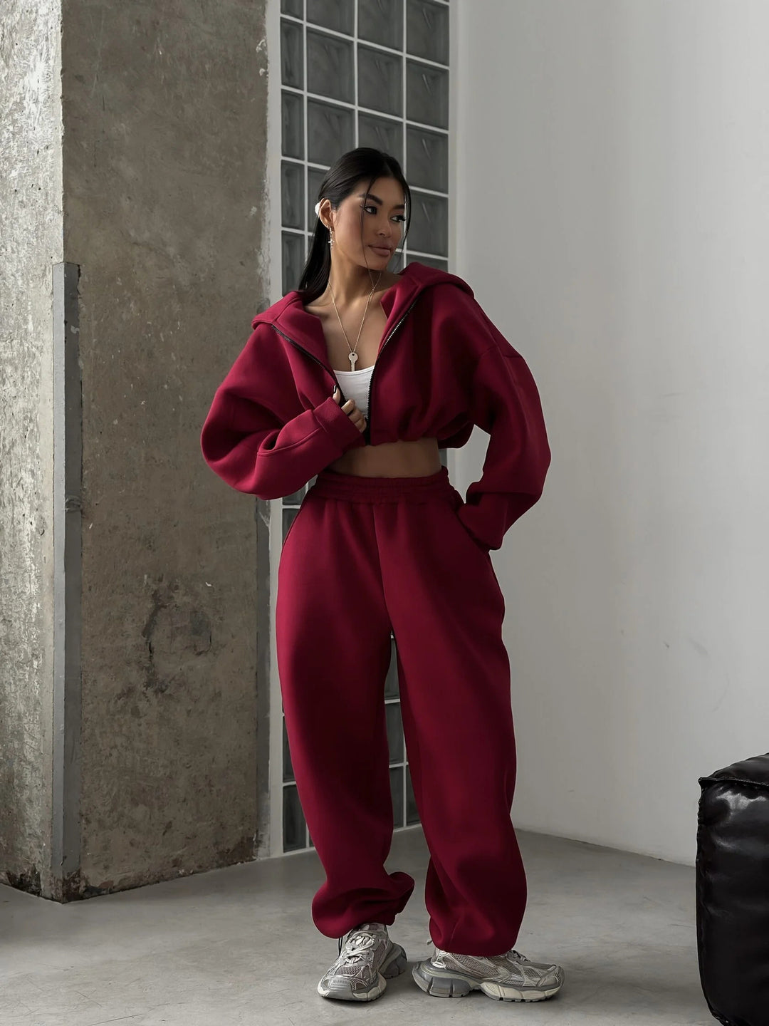 Dame cropped hettegenser og vide joggebukser sett Skjora