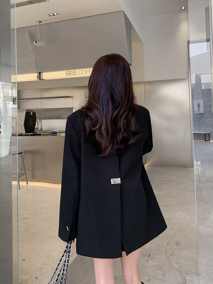 Kvinnes moderne oversized blazer med elegant snitt og dekorativ smykkeelement Skjora