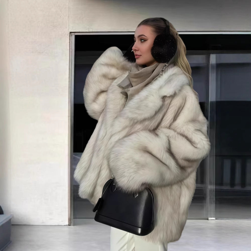 Kvinnens fleece-fur jakke med glitrende detaljer og voluminøs snitt