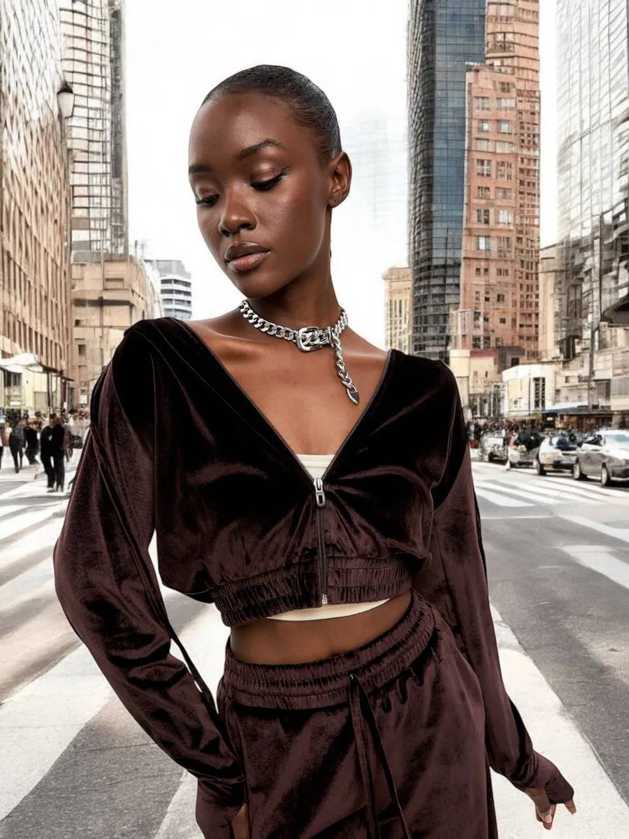 Kvinne sporty velour treningsdrakt med cropped hettegenser og løs passform