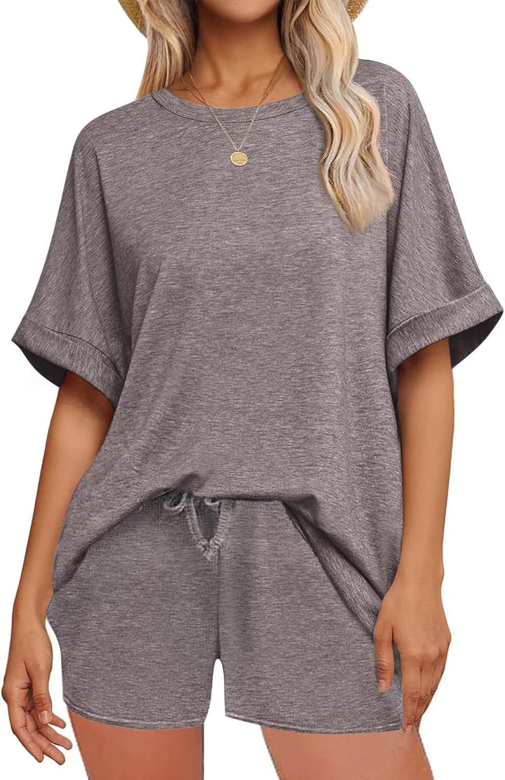 Dame avslappet fritidssett med oversized T-skjorte og shorts Skjora