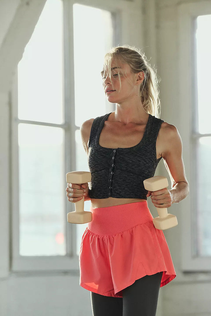 Dame sportslig kortermet topp med ergonomisk snitt og sid ventilasjonsdetalj Skjora