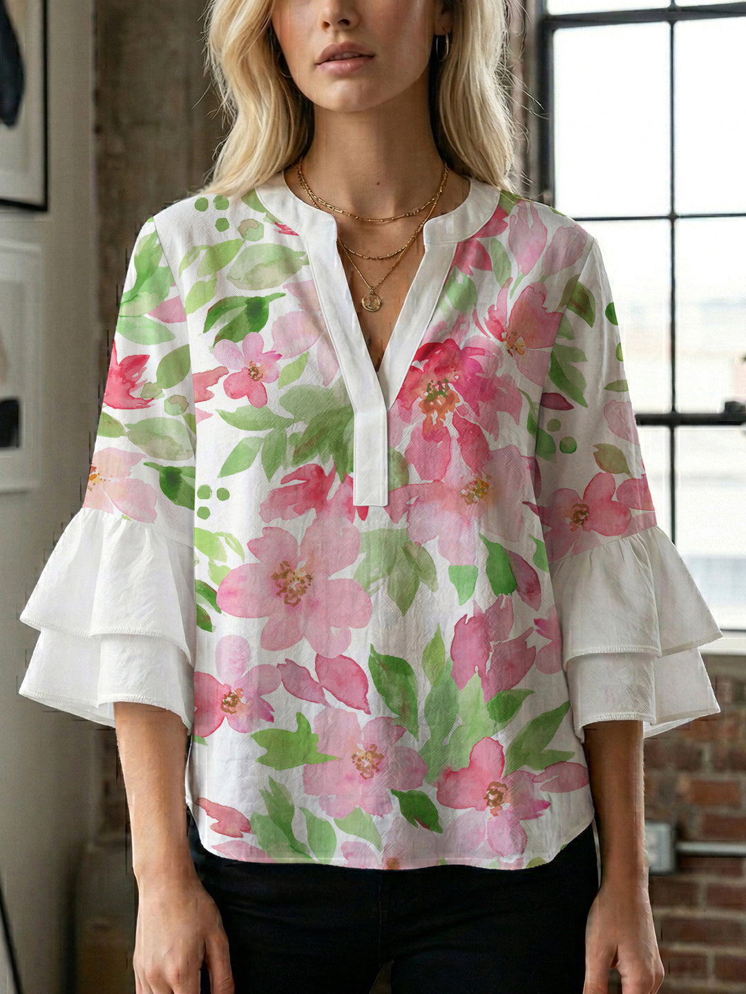 Damebluse med voluminøse volangermer og floral trykk Skjora