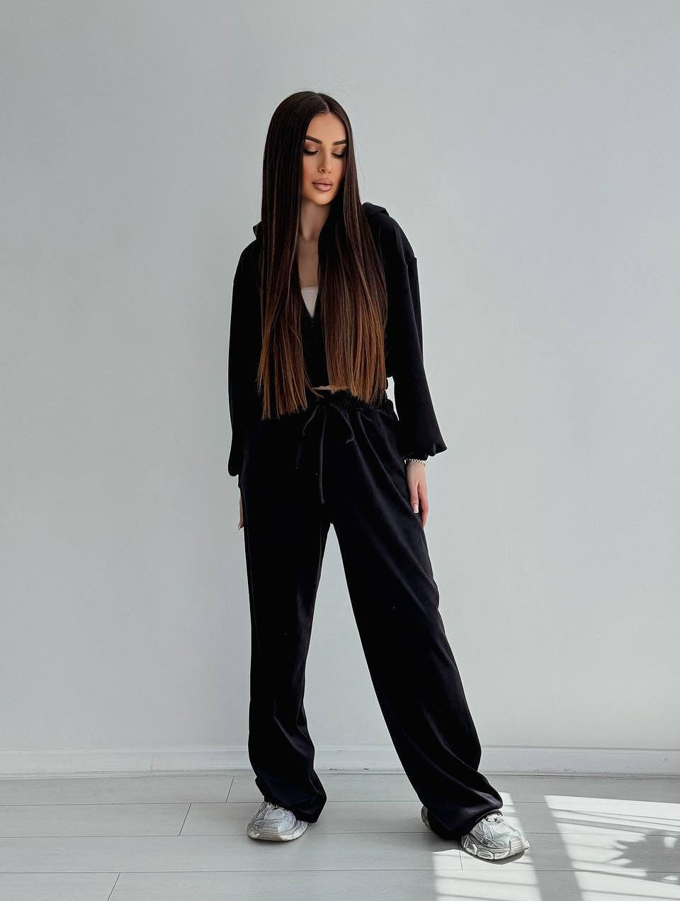 Kvinnelig elegant velour lounge-sett med cropped jakke og vid passform Skjora