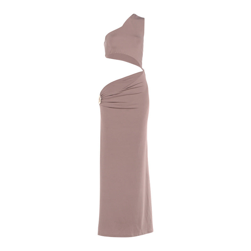 Damer Elegant asymmetrisk maxikjole med drapering og dekorativ detalj Skjora