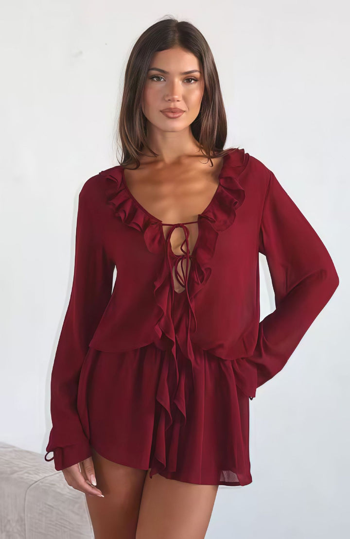Kvinne chiffonbluse med elegant volangdekorasjon og dyp V-hals