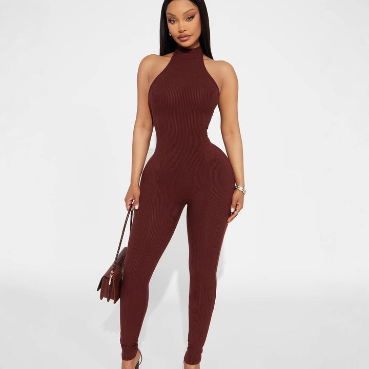 Dame figurtilpasset jumpsuit med høy krage og ribbestruktur Skjora