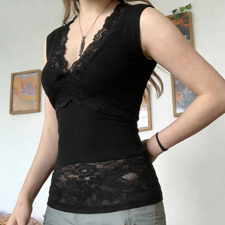 Dame-spitze-tanktop med dyp V-hals og dekorative volangdetaljer Skjora