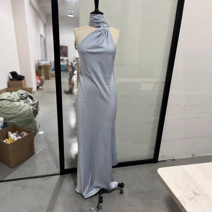 Damer elegant aftenkjole med asymmetrisk snitt og imponerende drapering Skjora
