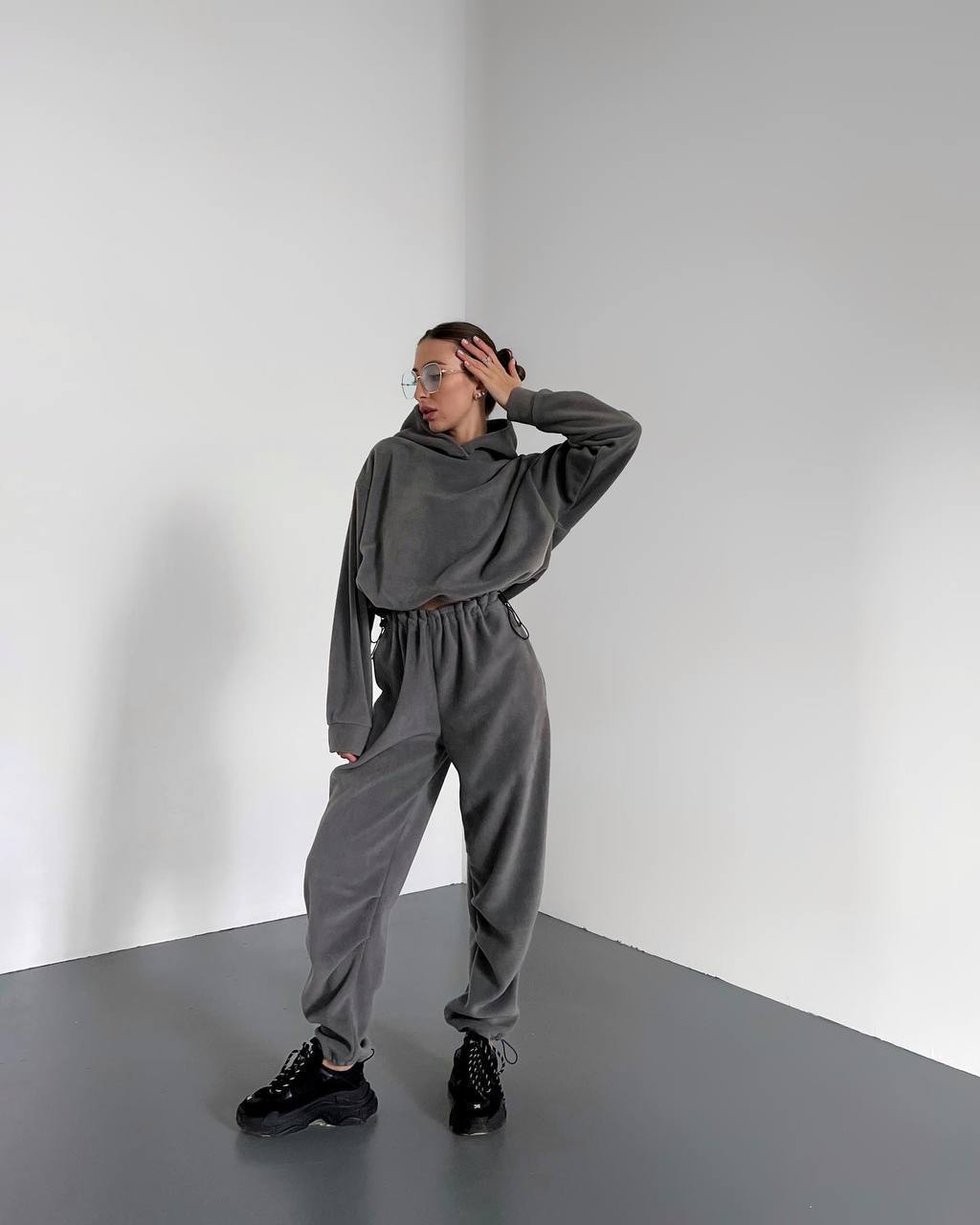 Kvinnelig komfortabel fleece jumpsuit med hette og elastisk midjebånd