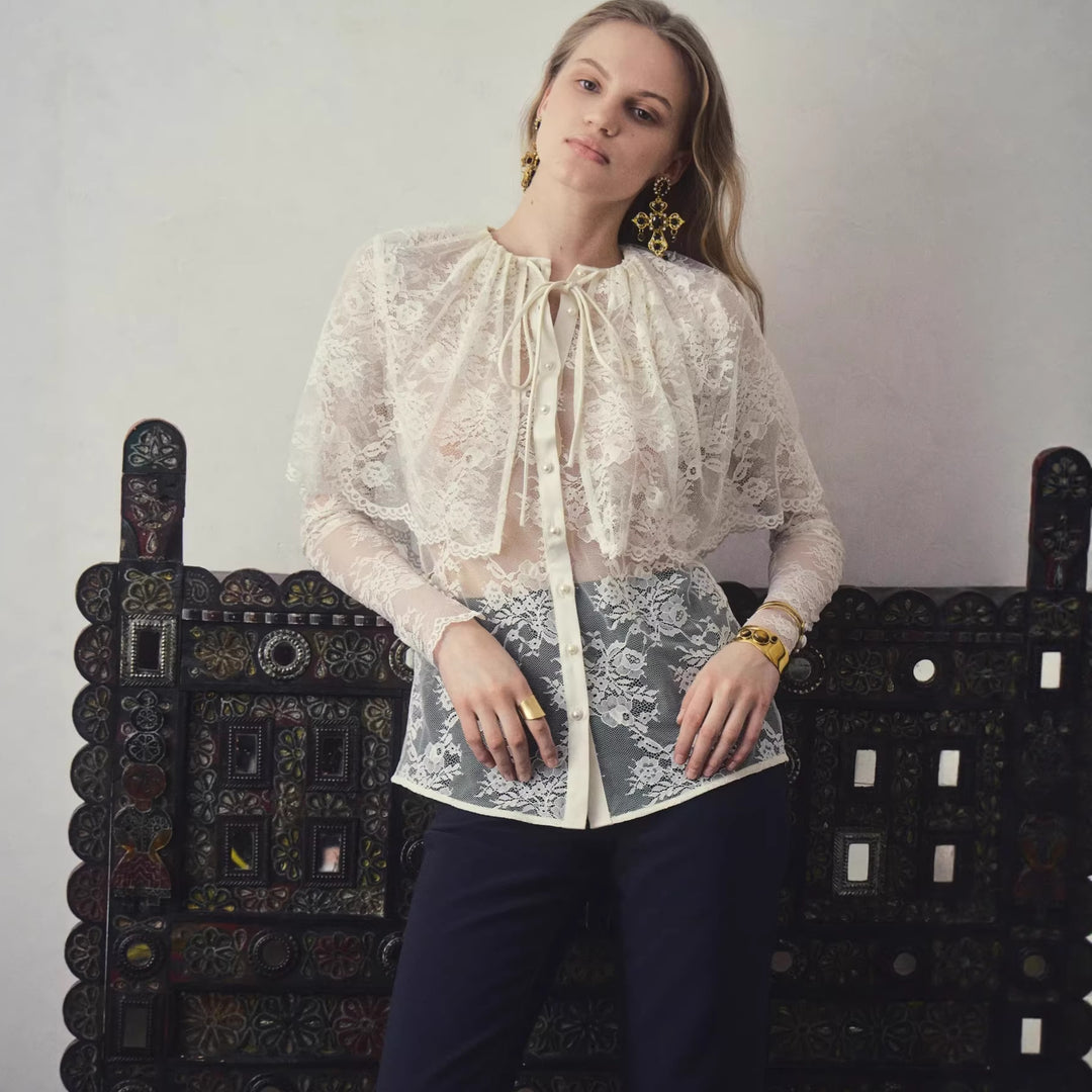 Dame spissbluse med elegant sløyfepynt og transparente innsatser Skjora