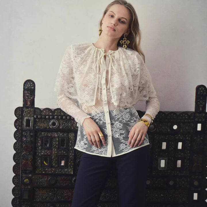 Dame spissbluse med elegant sløyfepynt og transparente innsatser Skjora