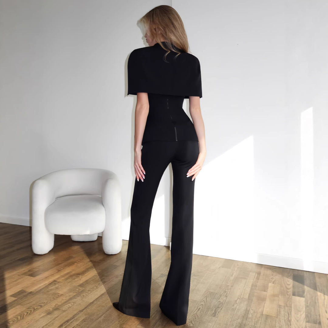 Kvinnens elegante topp med stilfull kappe-hals og figursydde design