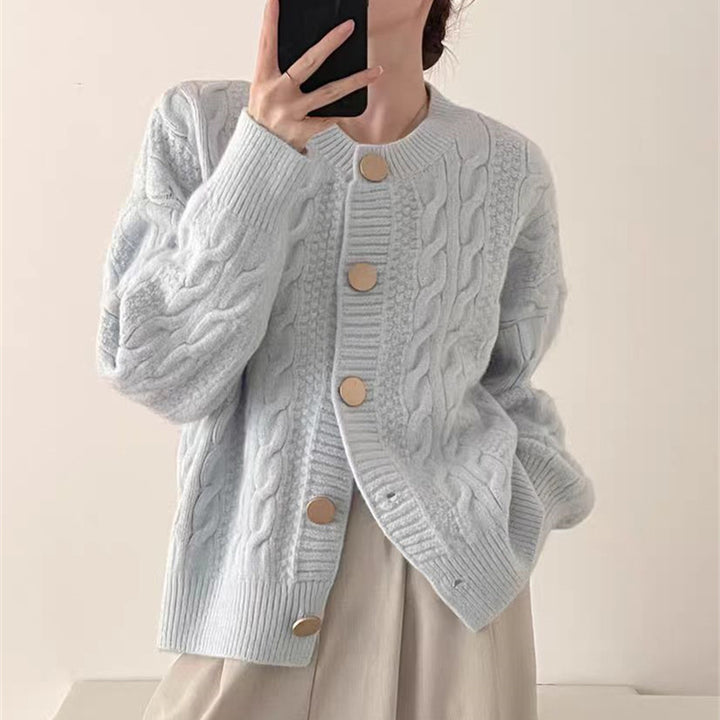 Kvinnens cardigan med kabelmønster og store knapper Skjora