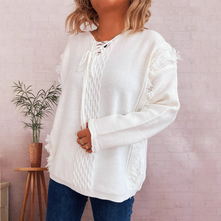 Kvinnens chunky strikkegenser med avslappede frynser og dekorativ kabeldesign Skjora