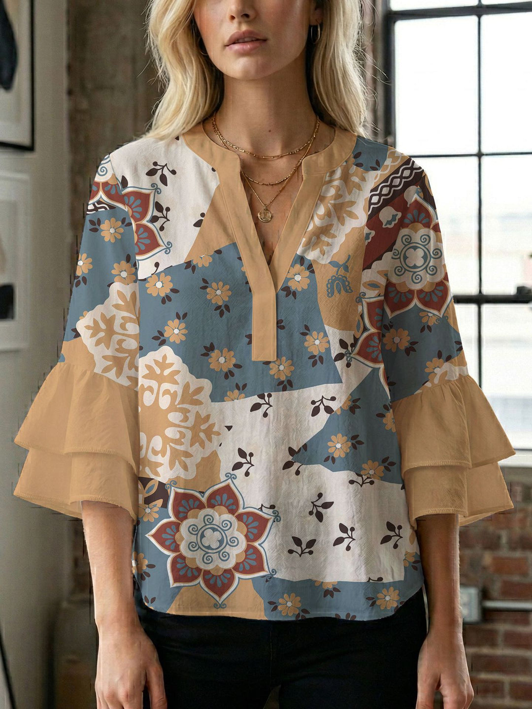 Damebluse med vakker blomstermønster Skjora