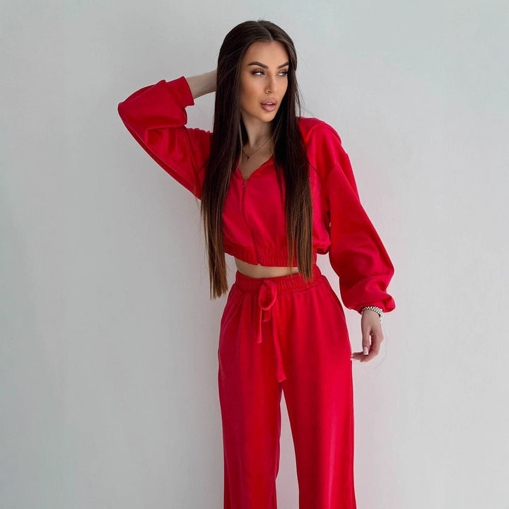 Kvinnelig elegant velour lounge-sett med cropped jakke og vid passform Skjora