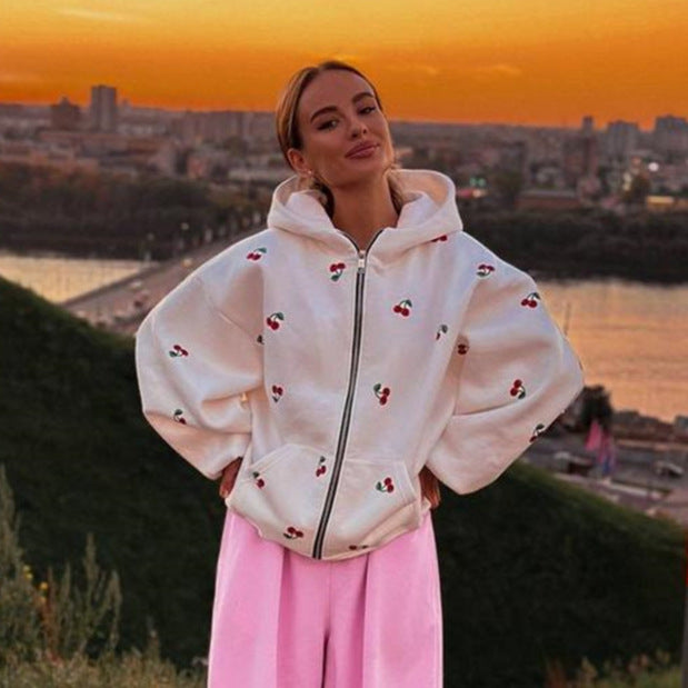 Dame hoodie til kvinner med friskt kirsebærmønster og praktisk hette Skjora